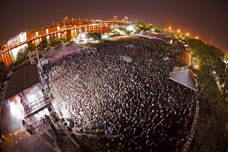 Bird eye's view on the mainstage (2011)