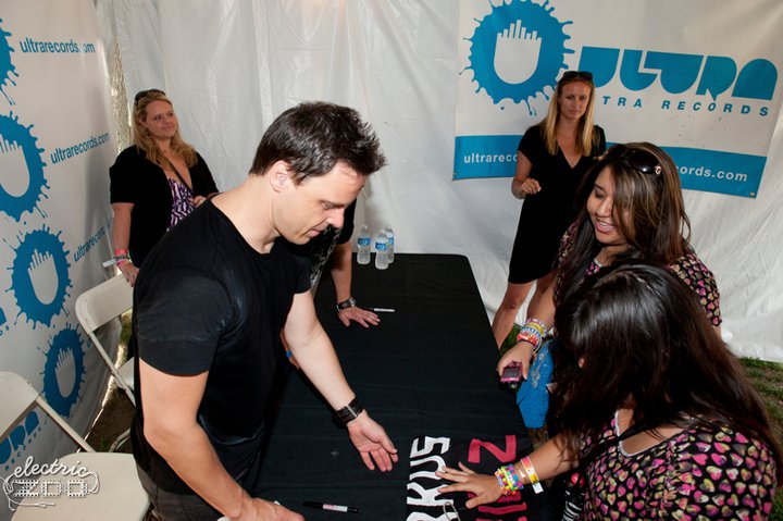 Crissy and Stacey at Markus' signing booth