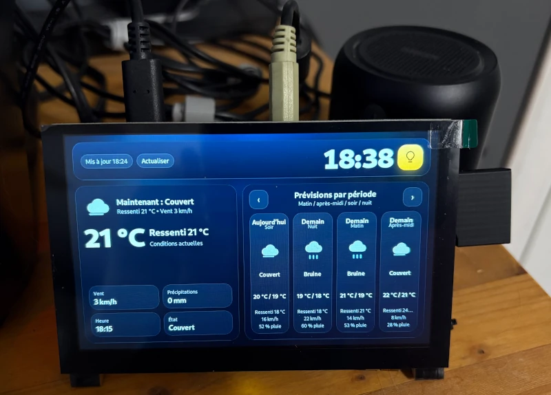 Écran météo sur le comptoir de cuisine
